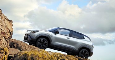 Стильный дизайн и запас хода 500 км: презентован первый электрокроссовер Suzuki (фото)