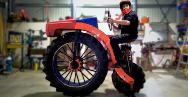 Американский умелец создал оригинальный гибрид мотоцикла и трактора (видео)