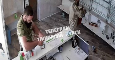 Выносят телефоны и блоки питания: появилось видео мародерства "кадыровцев" в Курской области