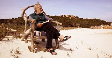 Знаменитый отшельник с необитаемого острова в Италии умер в возрасте 85 лет