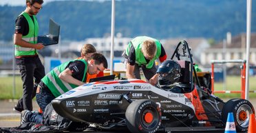 До сотні за 0,95 секунди: у Швейцарії створили найшвидший електромобіль у світі (відео)