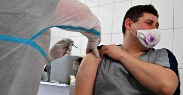 Вакцина вне очереди. Как лидеры мнений оказались важнее пенсионеров