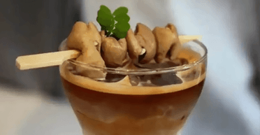 Продажі кав'ярні зросли у 4 рази: у Китаї набирає популярності кава з кишками (фото)