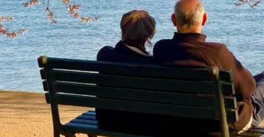 Фотограф потай зняв парочку на лавці, а потім дізнався про них всю правду (фото)