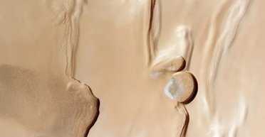 Зіткнення двох світів на Марсі: орбітальний апарат показав марсіанський Північний полюс (фото)