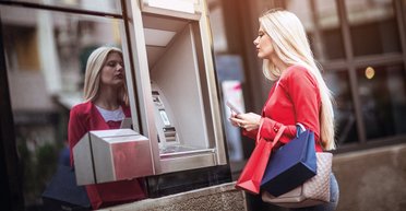 Как платить будем. Все больше украинцев пользуются бесконтактными платежными картами и гаджетами с NFC