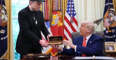 "Будет бегать туда-сюда": Трамп заявил, что Маск не уходит из Белого дома и вручил ему золотой ключ