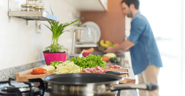 Чоловік після восьми років шлюбу розповів, чому боїться їсти вдома