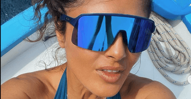 57-річна Сальма Хаєк приміряла ефектне синє бікіні (фото)