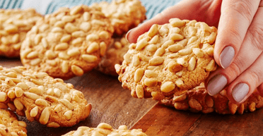 Святкова випічка: рецепт італійського печива "Піньолі" з кедровими горішками