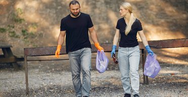 Пара убирала мусор в саду и наткнулась на неожиданный сюрприз (видео)