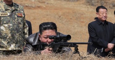 Точно в яблучко: Кім Чен Ин випробував нову снайперську гвинтівку (фото)