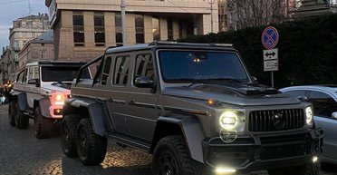 Великаны на мостовой: во Львове засветились впечатляющие шестиколесные "Гелендвагены" (фото)