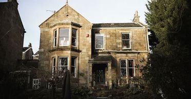 "Нічого собі": родина після купівлі будинку 1860 року вперше залізла на горище (фото)