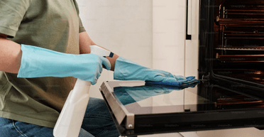 Как очистить духовку за "копейки": лайфхак без магазинной химии (видео)