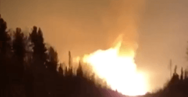 В России горела нефтебаза и взорвался газопровод: зарево было видно за несколько километров (видео)