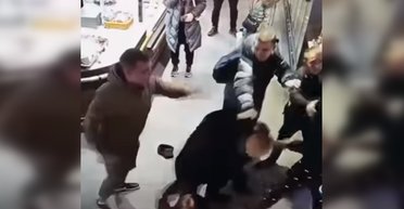 Вступился за гражданскую жену: в Харькове мужчина устроил драку в ТРЦ Никольский (видео)