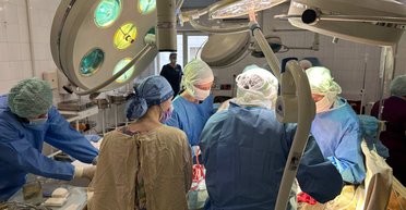 Огромный предмет в животе: в Мечникова спасают раненого возле ТЦ в Днепре 25-летнего парня