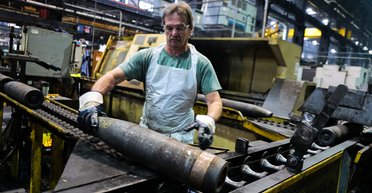 Титан, рабочие-пенсионеры, сбои в логистике: почему останавливаются оружейные заводы США