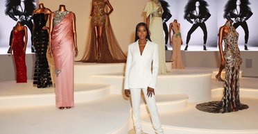 Наомі Кемпбелл продемонструвала фігуру в білосніжному штанному костюмі (фото)