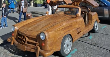 Мастер создал действующую копию культового суперкара Mercedes из дерева (видео)