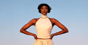 Новий образ із короткою стрижкою: Наомі Кемпбелл знялася для обкладинки Harper's Bazaar (фото, відео)