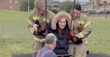 Сміялися всі: молоду маму, яка застрягла в дитячій гойдалці, врятували пожежники (фото)