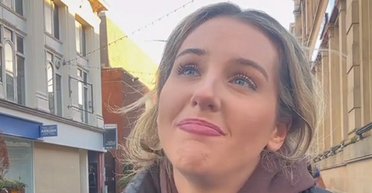 "Життя занадто коротке": молода співачка розплакалася після слів пенсіонера на вулиці (відео)