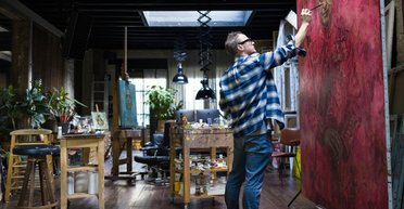 Автор "кривавого" портрета Чарльза III розповів про першу реакцію монарха на картину