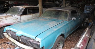 Простоял 25 лет: редкий американский спорткар 60-х нашли брошенным в гараже (фото)