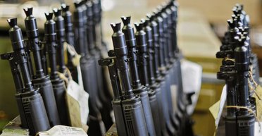 Ховають гвинтівки в бочках з нафтою: РФ "тіньовим флотом" постачає зброю італійській мафії, — ЗМІ