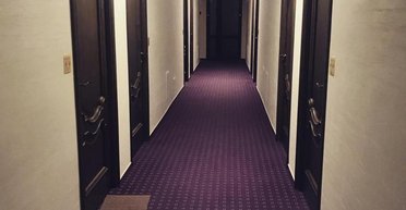 Во львовском отеле мужчина бросил гранату и сам получил ранение: как отреагировали в полиции