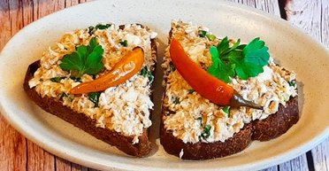 Усього три інгредієнти: рецепт рибної намазки для тостів і бутербродів