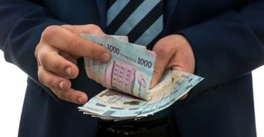 Понад 100 тис. грн: у кого з українських чиновників зросли зарплати на 20%