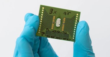 Лазер превращает стекло в необычную солнечную батарею: в чем секрет новой технологии