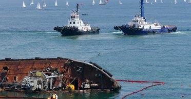 Черное море. Почему танкер Delfi поднимают со дна в разгар пляжного сезона