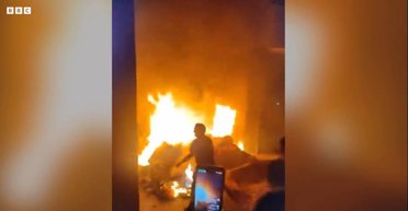 Наводнение в Ливии: жители подожгли дом мэра Дерны в знак протеста (видео)