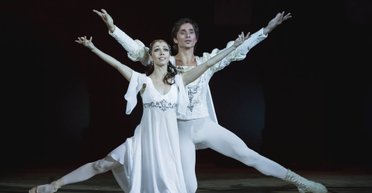 "Я первой решилась на поцелуй". Екатерина Кухар и Александр Стоянов рассказали о главном поцелуе их жизни