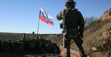 Имитируют оккупацию: россияне в Купянске "подсвечивают" себя для дронов ВСУ, размахивая триколорами