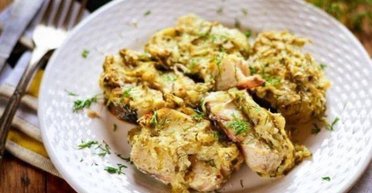 Минтай у сметанному соусі з маринованими огірками: готуємо пісну страву