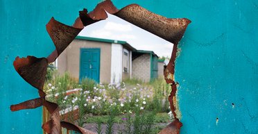 Меж двух огней. Как живут прифронтовые села Донбасса: репортаж из серой зоны