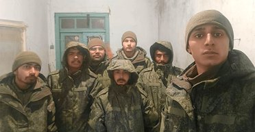 Поиски работы и ложные обещания: как молодежь из Индии оказывается в российской армии (видео)