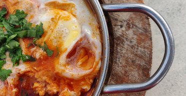 Сытный еврейский завтрак: как приготовить шакшуку с овощами