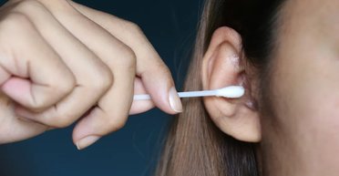 Для "странных мужчин": девушка нашла подработку с использованными ушными палочками (видео)