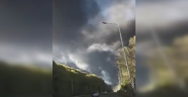 Атака дронов в Туапсе: огонь охватил новые резервуары, началась эвакуация (видео)