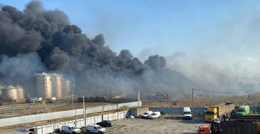 В Ростовской области загорелась нефтебаза: черный дым видно за километры