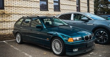 Их выпустили всего 136: в Украину привезли уникальный заряженный BMW 90-х (фото)