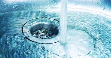 Частина Києва залишилася без гарячої води внаслідок обстрілів РФ: у яких районах відключили подачу