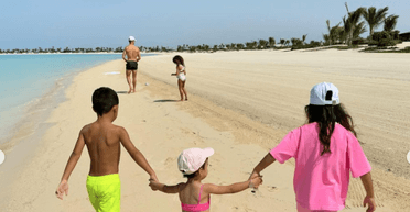 Кріштіану Роналду відпочиває з дітьми та нареченою на Червоному морі (фото)