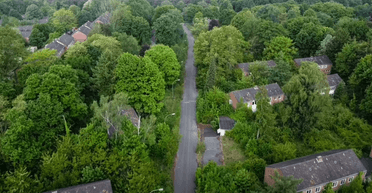 Усе завмерло: чоловік знайшов покинуте "місто-привид" у лісі (відео)